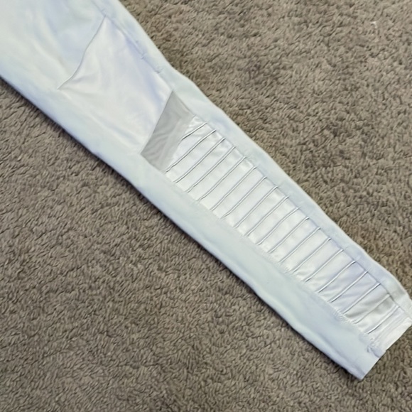 Alo moto leggings in a very light grey. - Picture 5 of 7